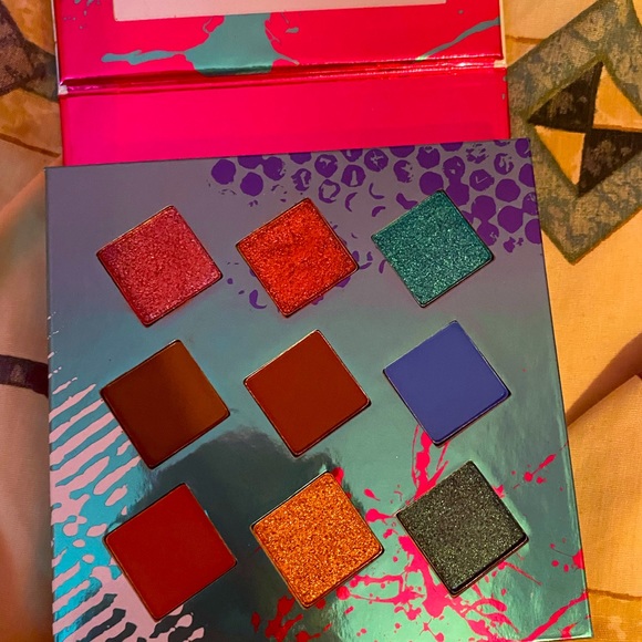 Living in color eyeshadow palette - Picture 3 of 3